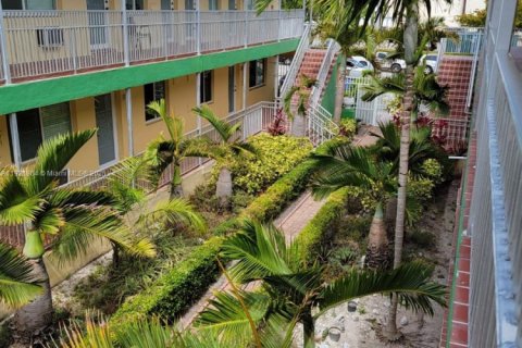 Condo in Miami Beach, Florida, 1 bedroom  № 1975801 - photo 29
