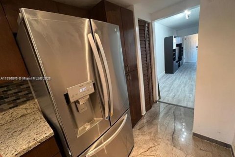 Copropriété à louer à North Miami Beach, Floride: 1 chambre, 76.74 m2 № 1939284 - photo 2