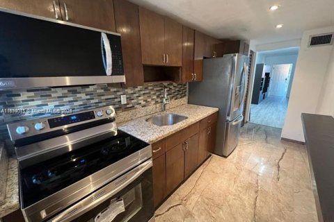 Copropriété à louer à North Miami Beach, Floride: 1 chambre, 76.74 m2 № 1939284 - photo 1