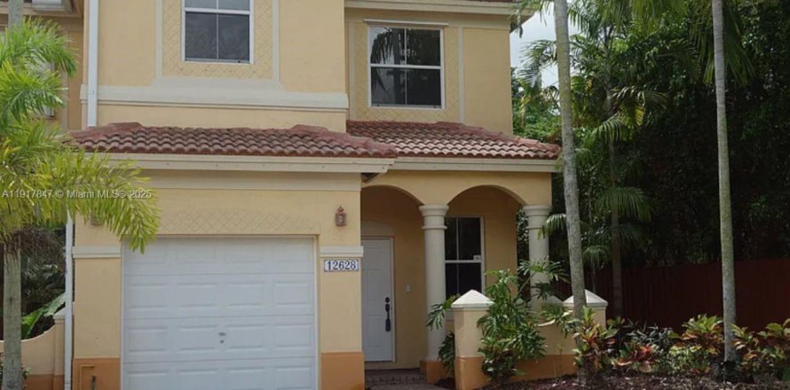 Townhouse in Miami, Florida 3 bedrooms, 134.89 sq.m. № 1973875
