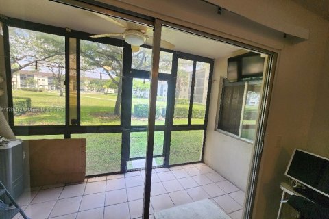Condo in Pembroke Pines, Florida, 2 bedrooms  № 1704826 - photo 6