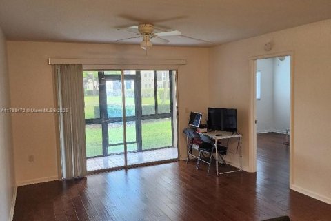 Condo in Pembroke Pines, Florida, 2 bedrooms  № 1704826 - photo 5
