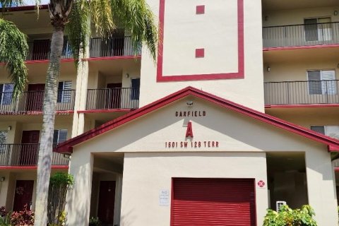 Condo in Pembroke Pines, Florida, 2 bedrooms  № 1704826 - photo 15