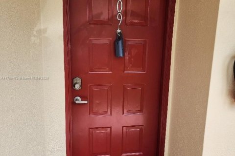 Condo in Pembroke Pines, Florida, 2 bedrooms  № 1704826 - photo 13