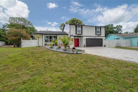 House in Tampa, Florida 4 bedrooms, 200.11 sq.m. № 2225493 - photo 2