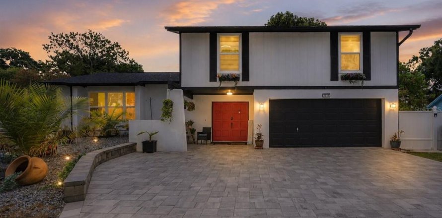 House in Tampa, Florida 4 bedrooms, 200.11 sq.m. № 2225493