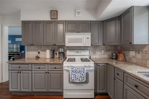 House in Tampa, Florida 4 bedrooms, 200.11 sq.m. № 2225493 - photo 13