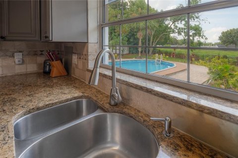 House in Tampa, Florida 4 bedrooms, 200.11 sq.m. № 2225493 - photo 14