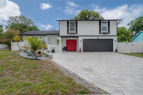House in Tampa, Florida 4 bedrooms, 200.11 sq.m. № 2225493 - photo 4