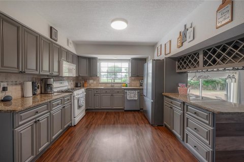 House in Tampa, Florida 4 bedrooms, 200.11 sq.m. № 2225493 - photo 11