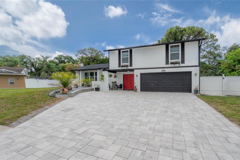House in Tampa, Florida 4 bedrooms, 200.11 sq.m. № 2225493 - photo 3