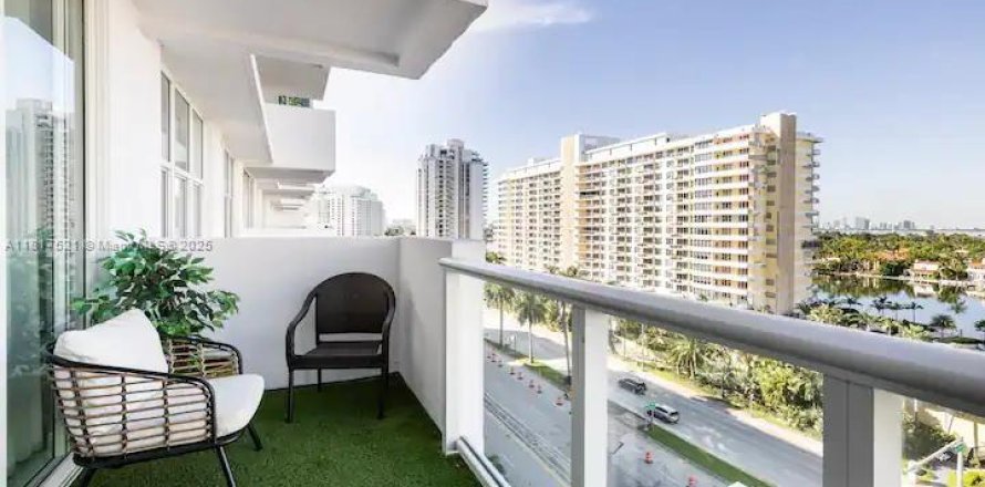 Кондоминиум с 1 спальней в Майами-Бич, Флорида № 1981915