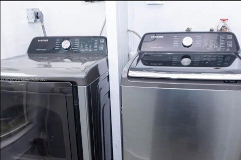 Casa en venta en Miami, Florida, 3 dormitorios, 110.37 m2 № 1925890 - foto 11