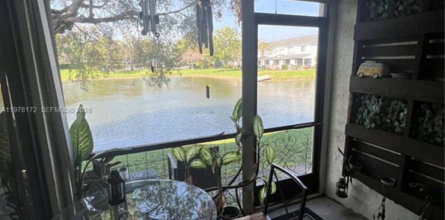 Condominio en Margate, Florida, 2 dormitorios  № 2042778