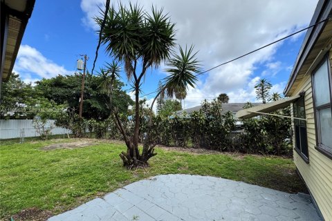 House in North Miami, Florida 2 bedrooms, 165.74 sq.m. № 2051670 - photo 14