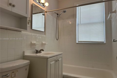House in North Miami, Florida 2 bedrooms, 165.74 sq.m. № 2051670 - photo 16