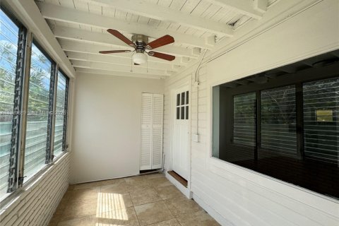 House in North Miami, Florida 2 bedrooms, 165.74 sq.m. № 2051670 - photo 11