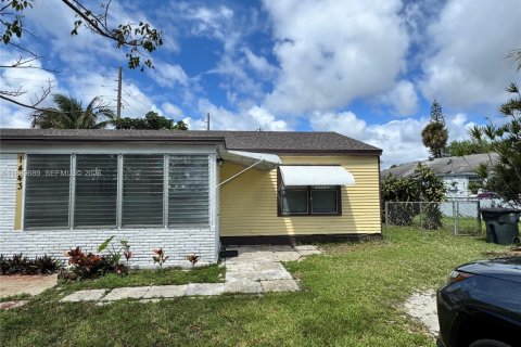House in North Miami, Florida 2 bedrooms, 165.74 sq.m. № 2051670 - photo 13