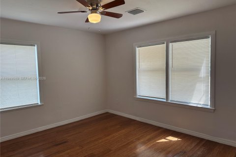 House in North Miami, Florida 2 bedrooms, 165.74 sq.m. № 2051670 - photo 9
