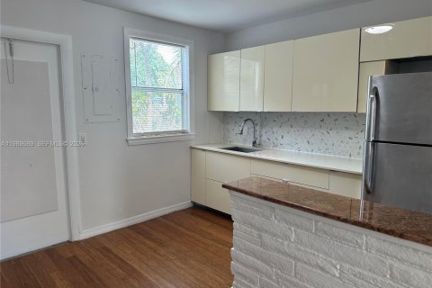 House in North Miami, Florida 2 bedrooms, 165.74 sq.m. № 2051670 - photo 7