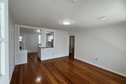 House in North Miami, Florida 2 bedrooms, 165.74 sq.m. № 2051670