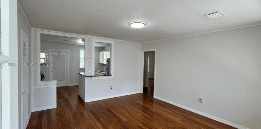 House in North Miami, Florida 2 bedrooms, 165.74 sq.m. № 2051670