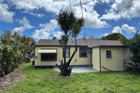 House in North Miami, Florida 2 bedrooms, 165.74 sq.m. № 2051670 - photo 15