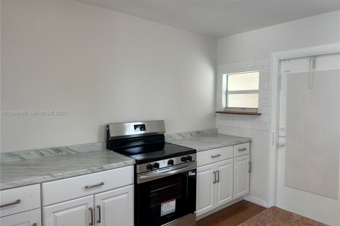 House in North Miami, Florida 2 bedrooms, 165.74 sq.m. № 2051670 - photo 4