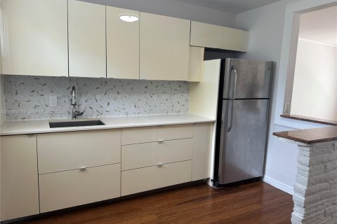 House in North Miami, Florida 2 bedrooms, 165.74 sq.m. № 2051670 - photo 5