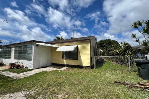 House in North Miami, Florida 2 bedrooms, 165.74 sq.m. № 2051670 - photo 12