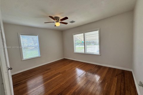 House in North Miami, Florida 2 bedrooms, 165.74 sq.m. № 2051670 - photo 8