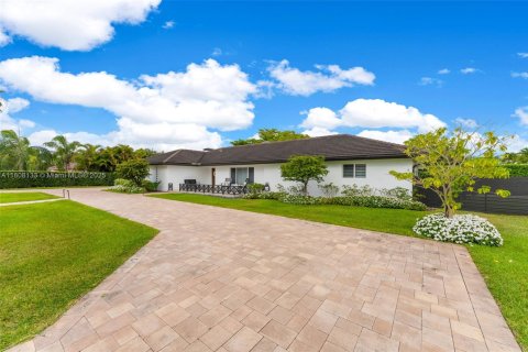 Villa ou maison à vendre à Miami, Floride: 4 chambres, 242.01 m2 № 1939877 - photo 3