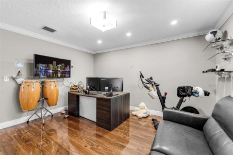 House in Miami, Florida 4 bedrooms, 242.01 sq.m. № 1939877 - photo 25
