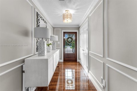 House in Miami, Florida 4 bedrooms, 242.01 sq.m. № 1939877 - photo 6