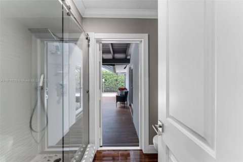 Villa ou maison à vendre à Miami, Floride: 4 chambres, 242.01 m2 № 1939877 - photo 19