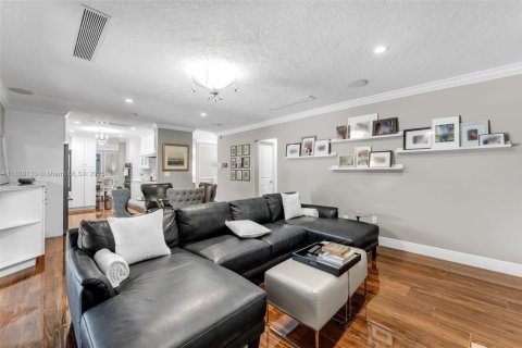 Villa ou maison à vendre à Miami, Floride: 4 chambres, 242.01 m2 № 1939877 - photo 14