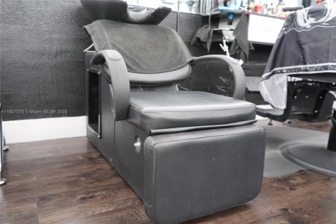 Commercial property in Miami, Florida № 1960734 - photo 4