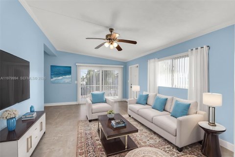 House in Key Largo, Florida 2 bedrooms, 82.13 sq.m. № 2043131 - photo 4