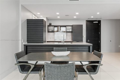 Condo in Miami, Florida, 2 bedrooms  № 2014614 - photo 4