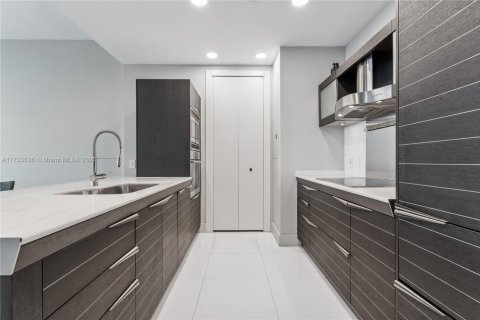 Condo in Miami, Florida, 2 bedrooms  № 2014614 - photo 5