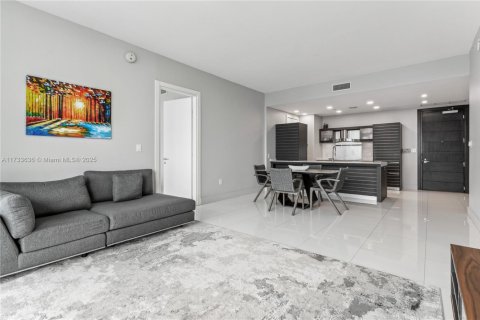 Condo in Miami, Florida, 2 bedrooms  № 2014614 - photo 12