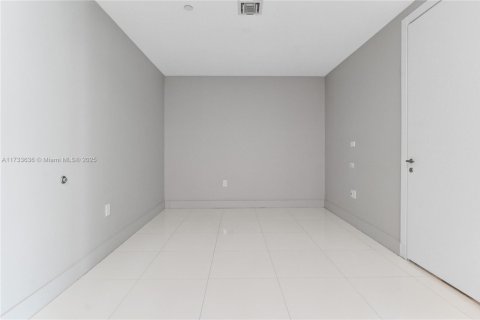 Condo in Miami, Florida, 2 bedrooms  № 2014614 - photo 6