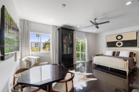 House in Miami, Florida 4 bedrooms, 289.3 sq.m. № 1584930 - photo 15
