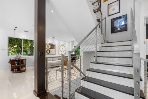 House in Miami, Florida 4 bedrooms, 289.3 sq.m. № 1584930 - photo 14