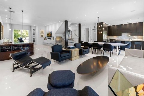 House in Miami, Florida 4 bedrooms, 289.3 sq.m. № 1584930 - photo 9