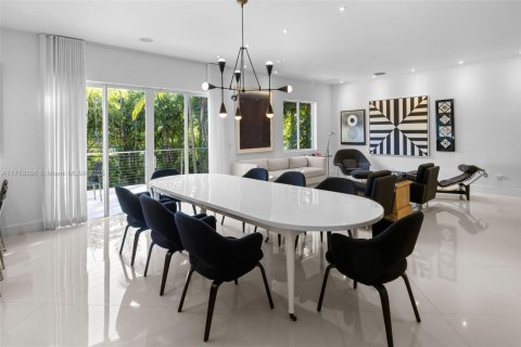 House in Miami, Florida 4 bedrooms, 289.3 sq.m. № 1584930 - photo 7