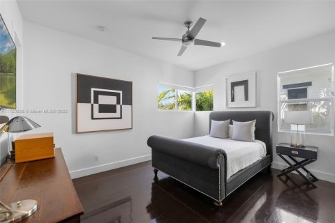 House in Miami, Florida 4 bedrooms, 289.3 sq.m. № 1584930 - photo 24