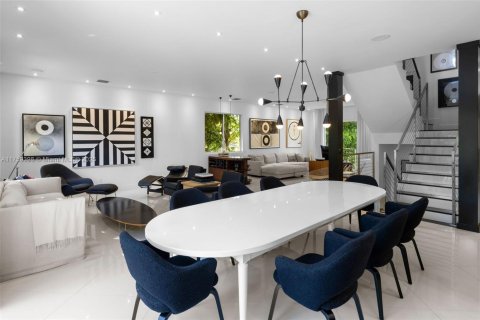 House in Miami, Florida 4 bedrooms, 289.3 sq.m. № 1584930 - photo 8
