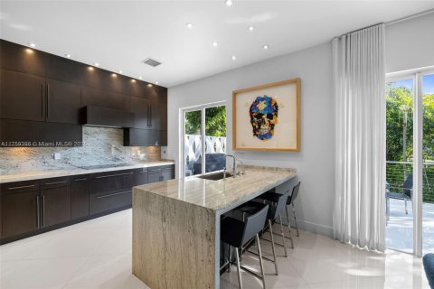 House in Miami, Florida 4 bedrooms, 289.3 sq.m. № 1584930 - photo 6