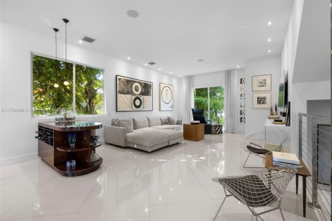 House in Miami, Florida 4 bedrooms, 289.3 sq.m. № 1584930 - photo 11